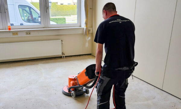 Raumausstatter Sebastian Trage bei der Arbeit